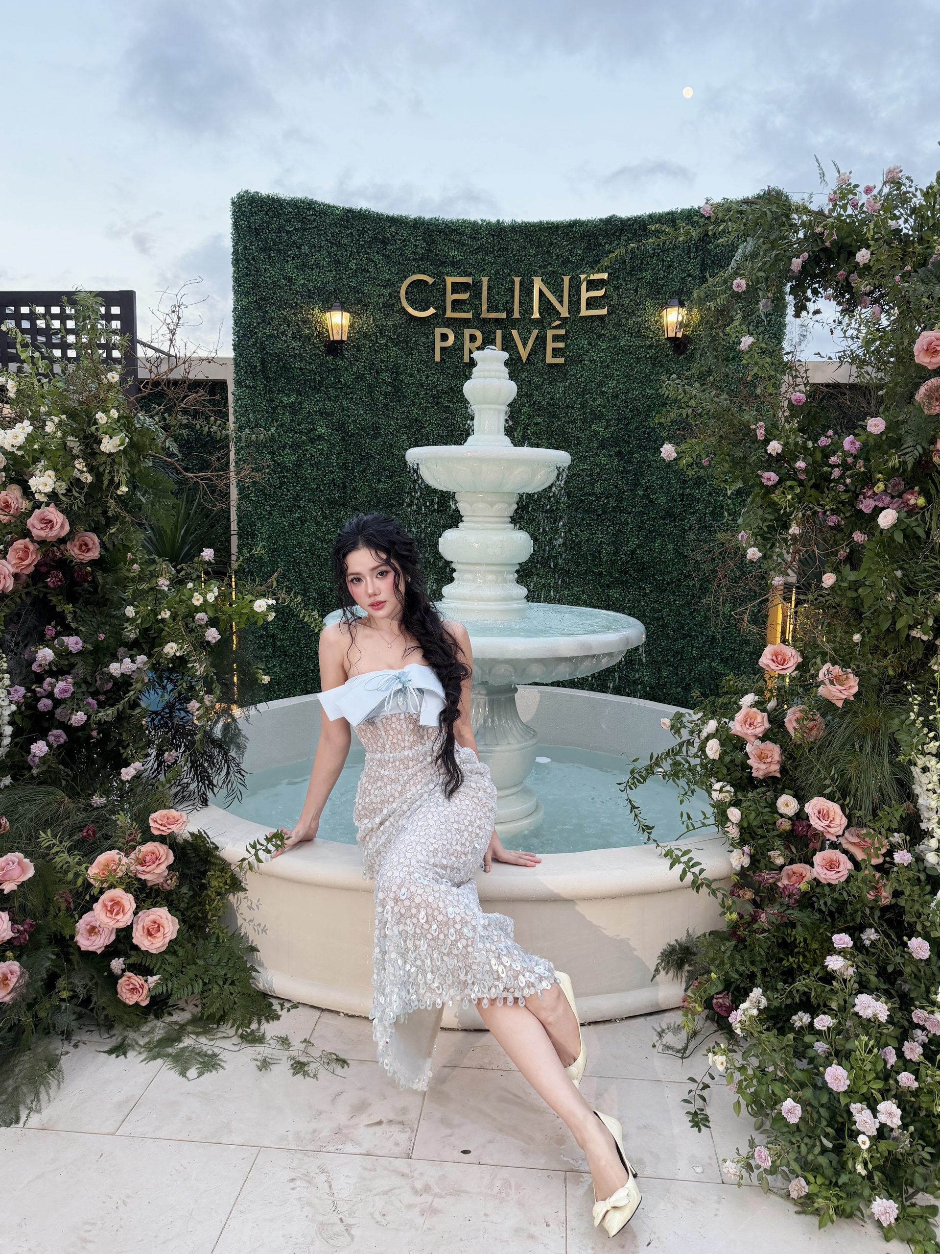 Bò Chảnh tại sự kiện Celine Privé — đầm dạ hội bên đài phun nước và hoa