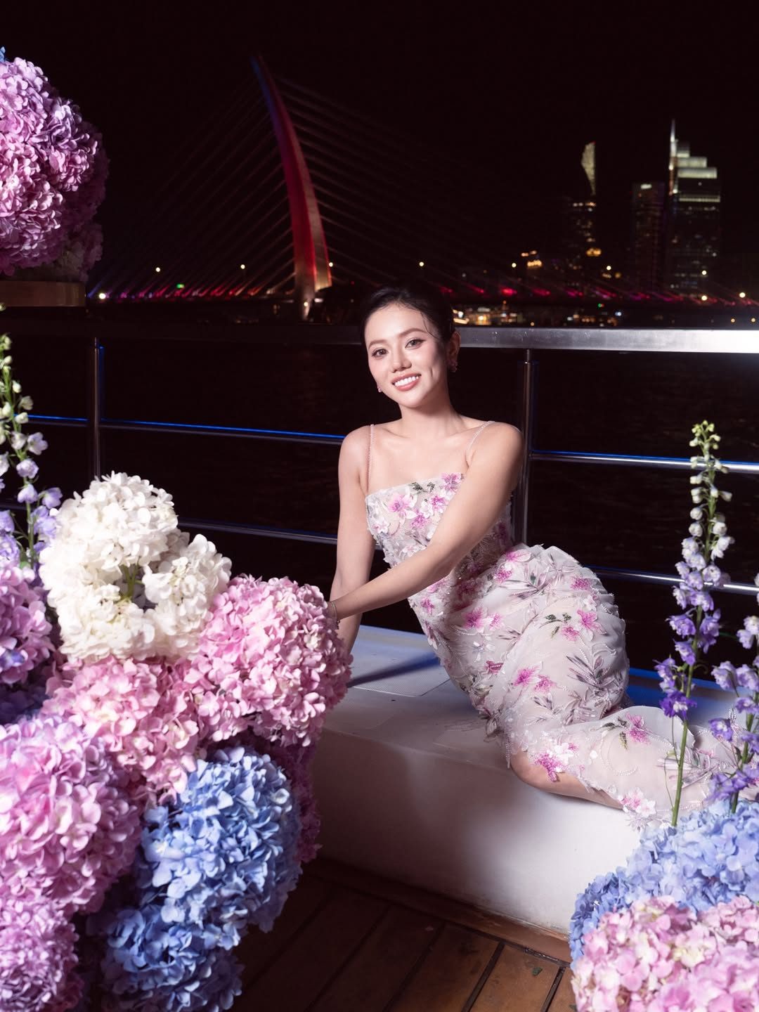 Bò Chảnh trong dạ tiệc sinh nhật tuổi 28 bên sông