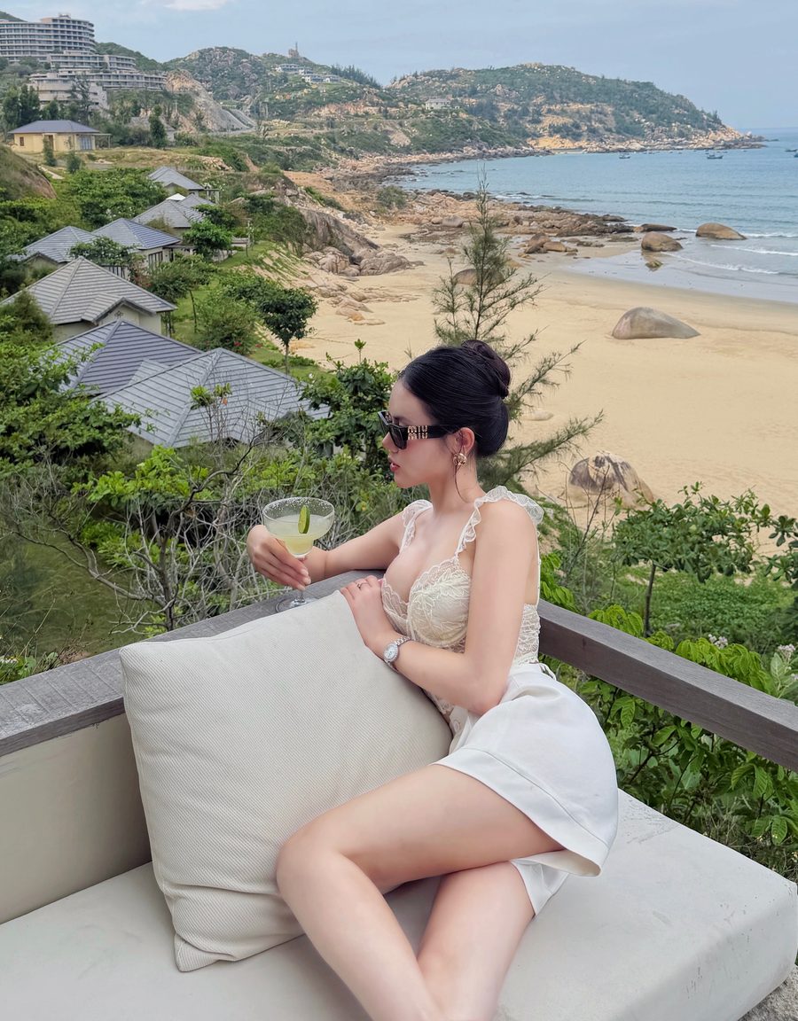 Bò Chảnh set đồ trắng thanh lịch tại Quy Nhơn